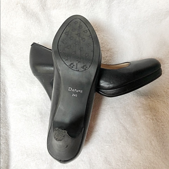 DAPHNE- Gorgeous Black Leather Pumps - Picture 3 of 10